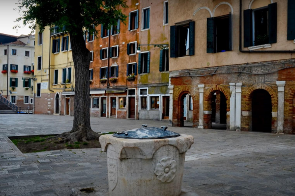 Venice: Jewish Ghetto Tour with Cicchetti and Wine