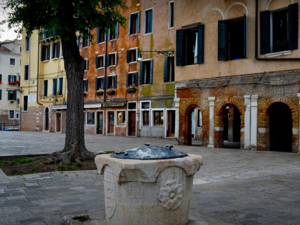 Venice: Jewish Ghetto Tour with Cicchetti and Wine